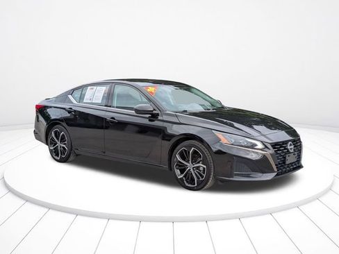 Used 2024 Nissan Altima 2.5 SR FWD image 2