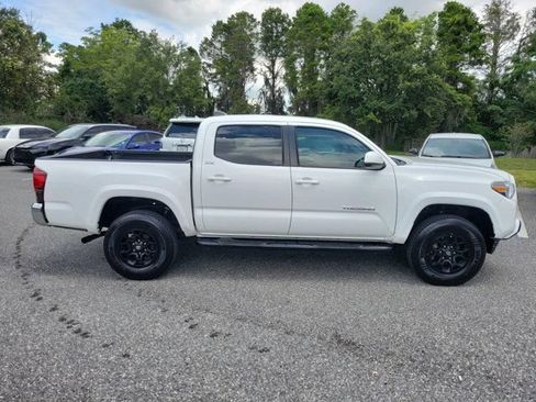 Used 2022 Toyota Tacoma SR5 RWD image 9