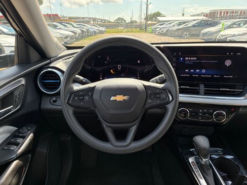 Used 2025 Chevrolet Trax LT FWD image 27