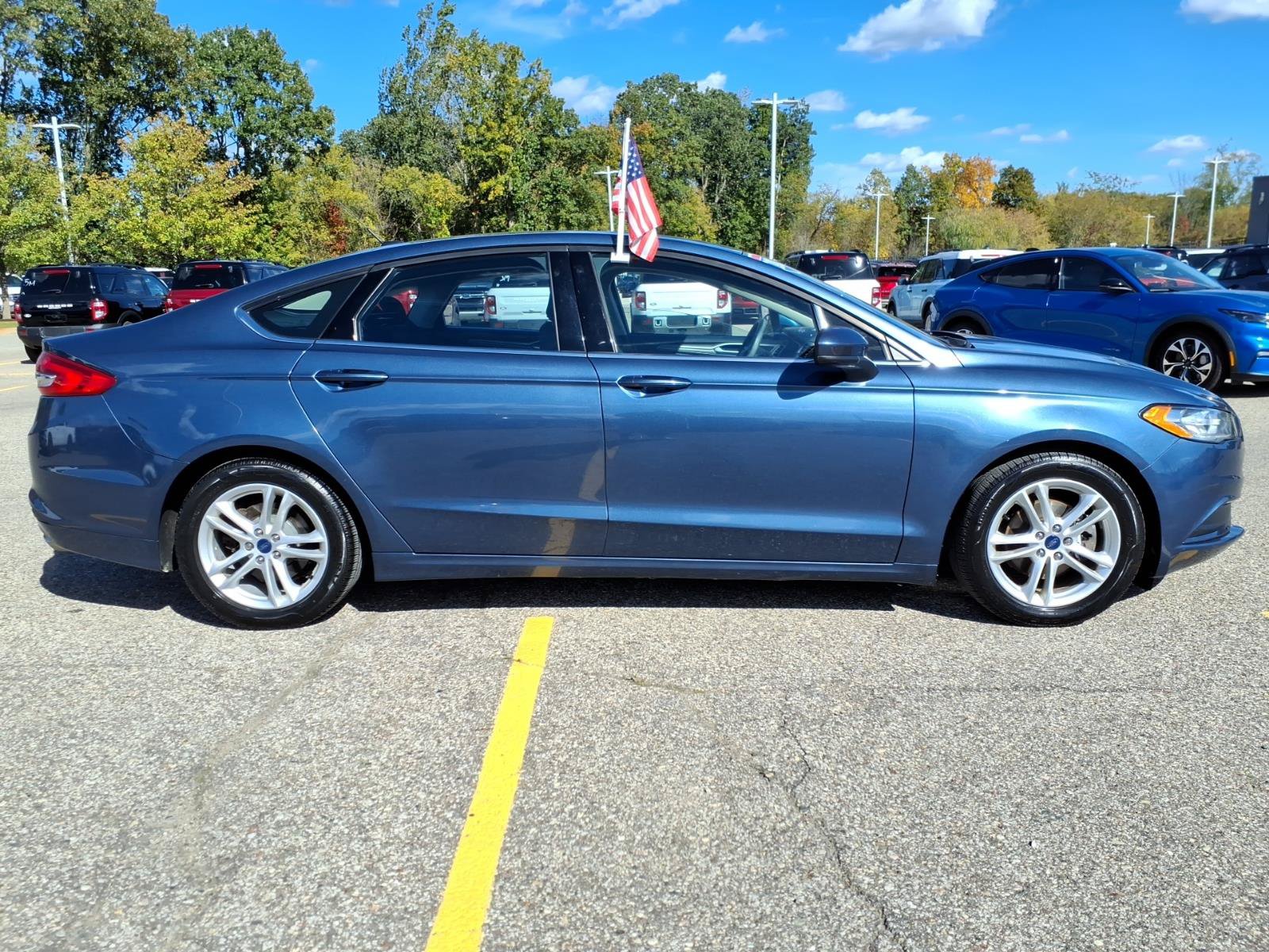 Used 2018 Ford Fusion SE w/ Fusion SE Technology Package FWD image 9