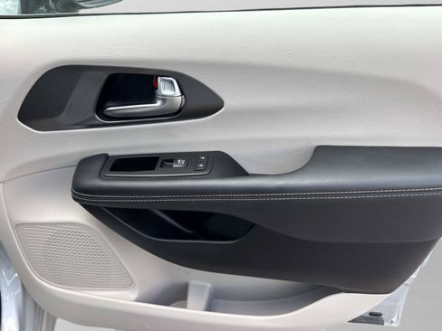 Used 2024 Chrysler Pacifica Touring-L FWD image 18