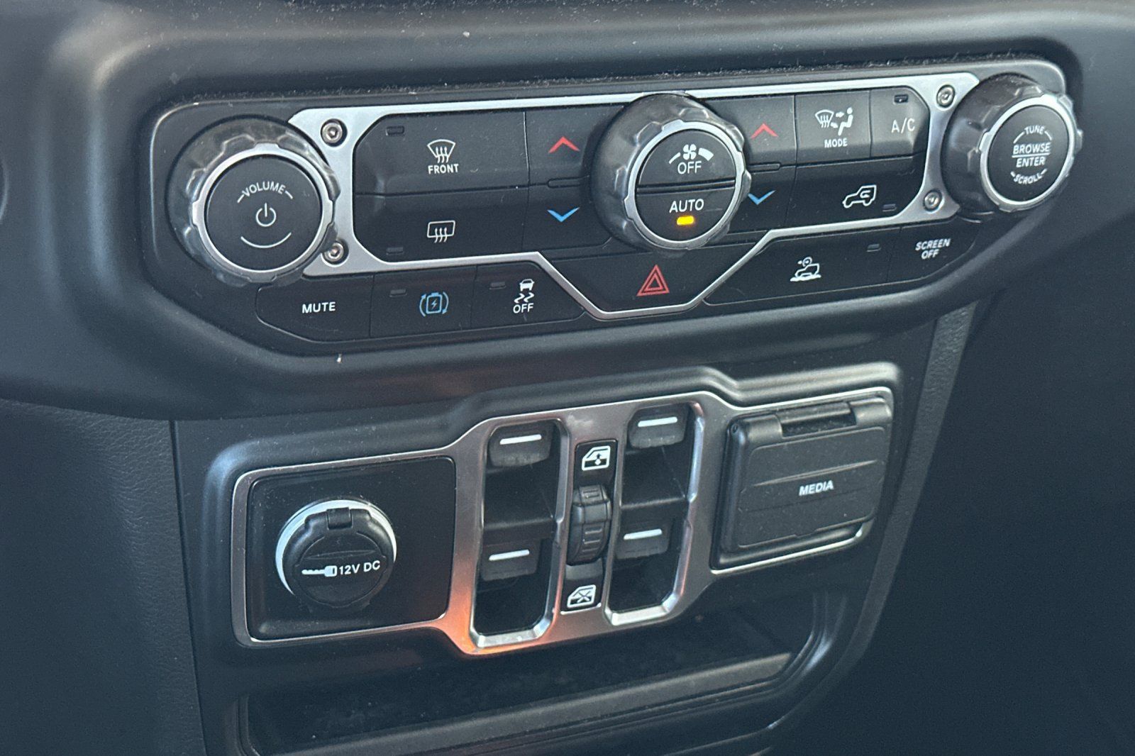 Used 2023 Jeep Wrangler Unlimited Sahara AWD/4WD image 27