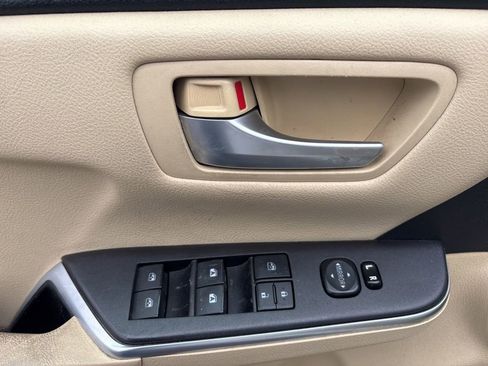 Used 2015 Toyota Camry LE image 14