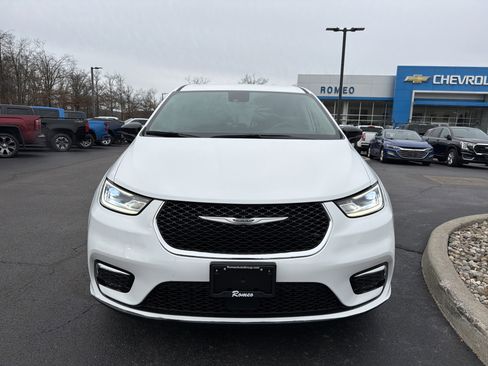 Used 2024 Chrysler Pacifica Touring-L image 2