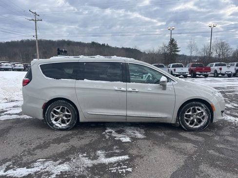 Used 2017 Chrysler Pacifica Limited image 4