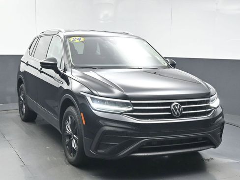 Used 2024 Volkswagen Tiguan SE image 2