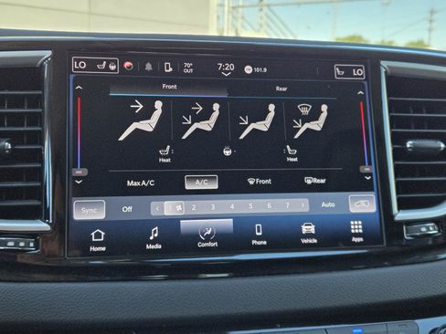 Used 2023 Chrysler Pacifica Touring-L FWD image 10