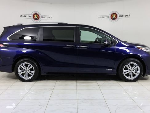 Used 2021 Toyota Sienna Platinum image 2