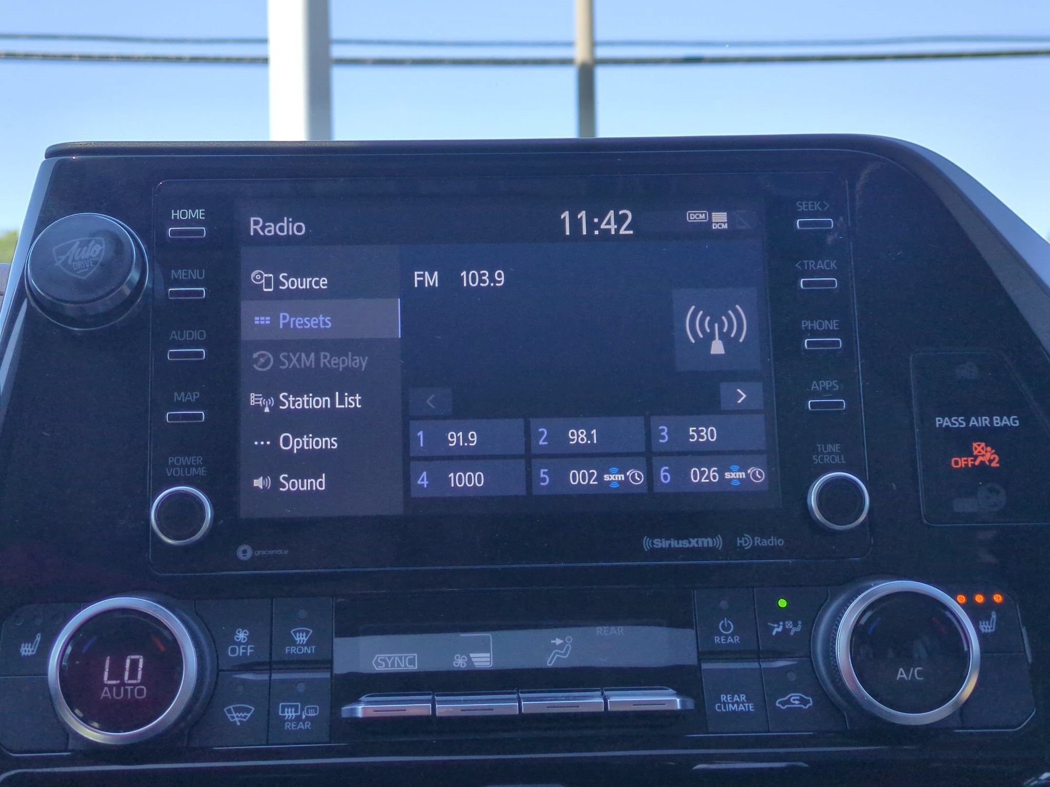 Used 2022 Toyota Highlander XLE FWD image 19