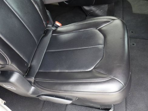 Used 2023 Chrysler Pacifica Touring-L FWD image 12