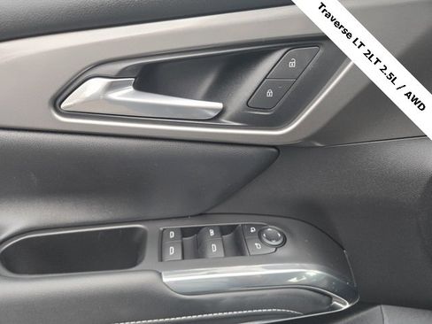 Used 2025 Chevrolet Traverse LT image 23