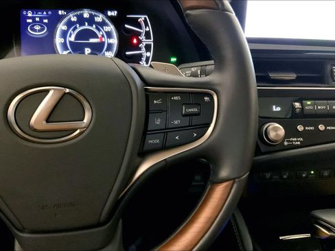 Used 2025 Lexus ES 350 Ultra Luxury w/ Accessory Package (Z2) FWD image 19
