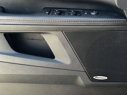 Used 2017 Chevrolet Equinox Premier w/ Enhanced Convenience Package FWD image 9