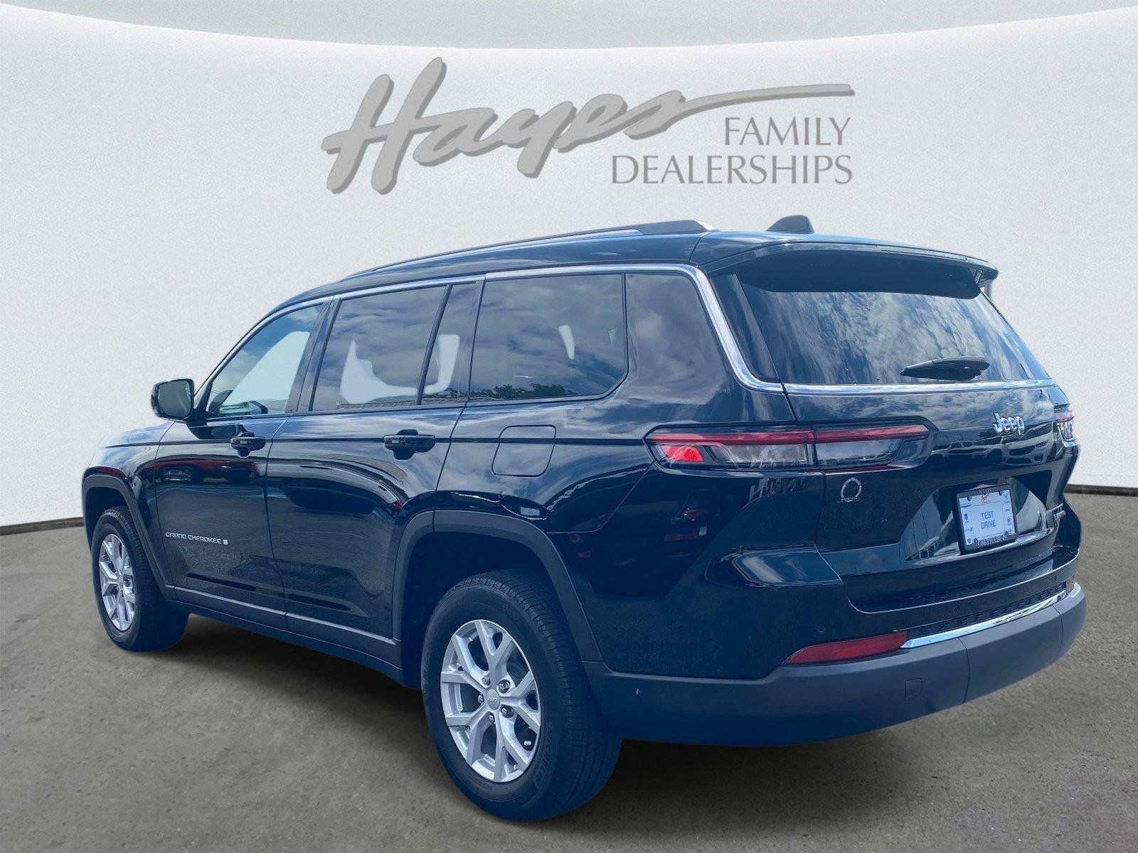 Used 2023 Jeep Grand Cherokee L Limited w/ Trailer Tow Group (B) RWD image 8