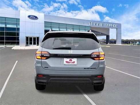 Used 2025 Honda Pilot Black Edition image 3