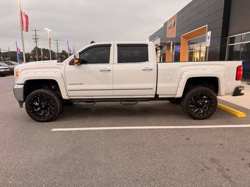 Used 2018 GMC Sierra 2500 SLT w/ Duramax Plus Package AWD/4WD image 2