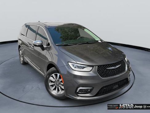Used 2023 Chrysler Pacifica Limited FWD image 3