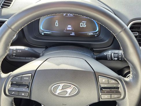 Used 2023 Hyundai Venue SEL image 23