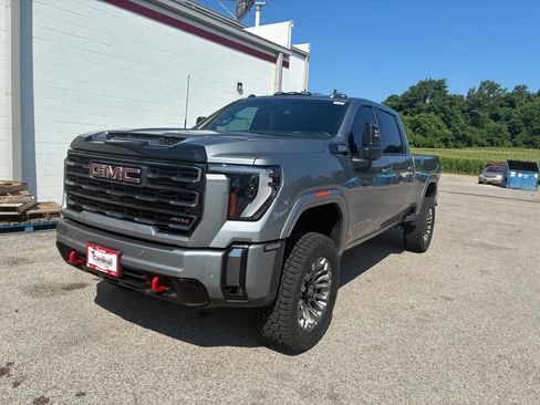 Used 2024 GMC Sierra 2500 AT4 w/ AT4 Preferred Package AWD/4WD image 4