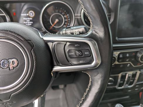 Used 2018 Jeep Wrangler Unlimited Sahara w/ Dual Top Group AWD/4WD image 17