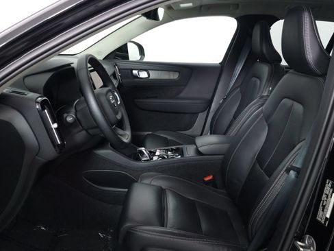 Certified 2025 Volvo XC40 B5 Plus AWD/4WD image 31
