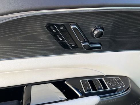 Used 2024 Cadillac Lyriq Luxury image 13