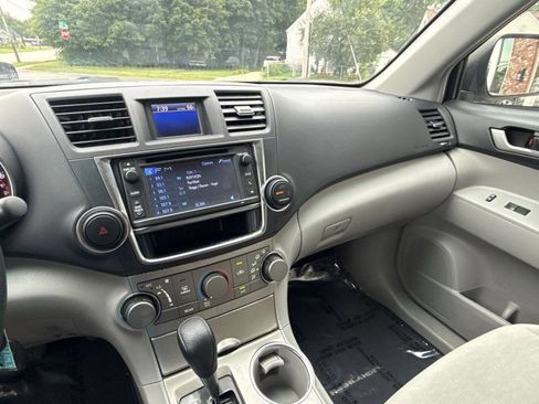 Used 2013 Toyota Highlander Plus AWD/4WD image 25
