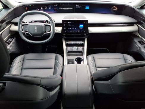 Used 2025 Lincoln Nautilus Premier image 11