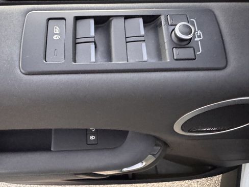 Used 2018 Land Rover Discovery SE image 17