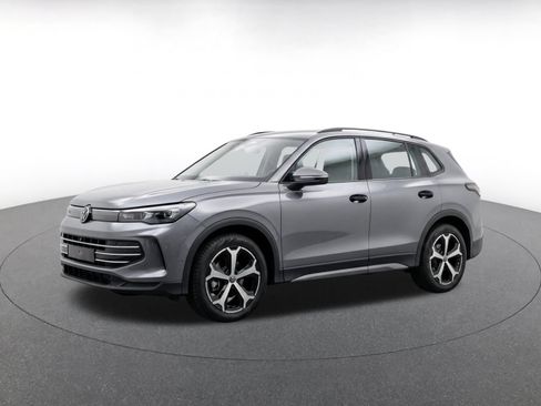 Used 2026 Volkswagen Tiguan SE AWD/4WD image 3