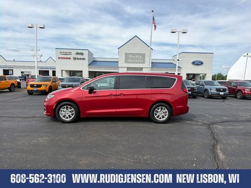Used 2025 Chrysler Pacifica Select FWD image 2