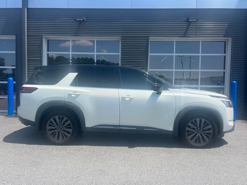 Used 2023 Nissan Pathfinder SL w/ SL Premium Package FWD image 4