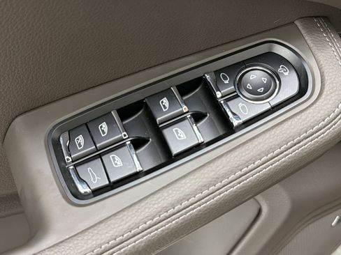 Used 2026 Porsche Macan AWD/4WD image 26