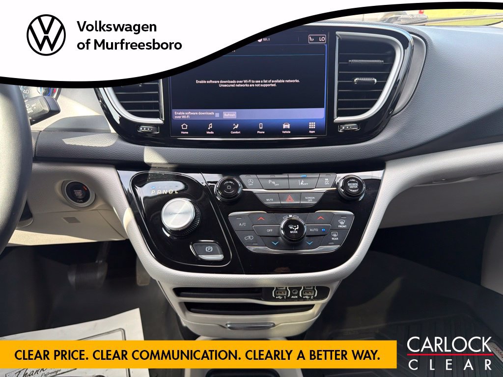 Used 2023 Chrysler Pacifica Touring-L FWD image 18