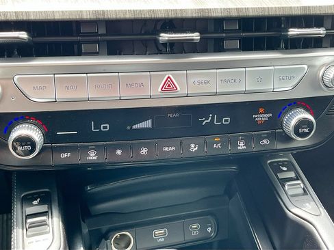 Used 2024 Kia Telluride EX w/ EX Captain's Chair Package FWD image 16