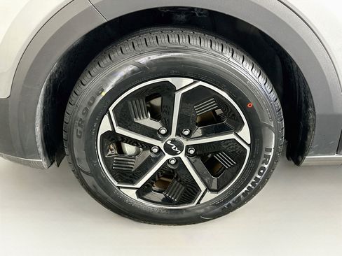 Used 2025 Kia Niro LX FWD image 11