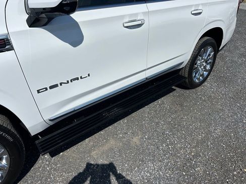 Used 2025 GMC Yukon Denali w/ Sun & Power Step Package image 11