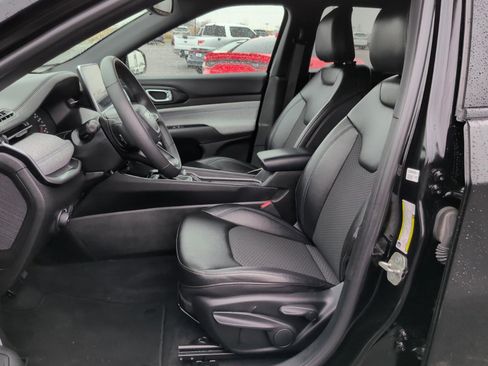 Used 2024 Jeep Compass Latitude image 10