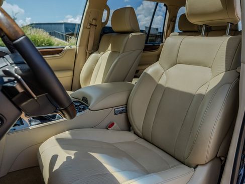 Used 2020 Lexus LX 570 4WD w/ Luxury Package image 26