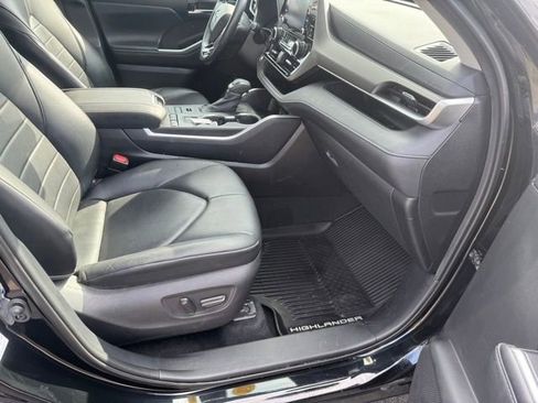 Used 2020 Toyota Highlander XLE image 15