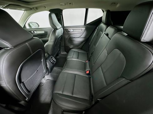 Used 2025 Volvo XC40 B5 Plus image 29