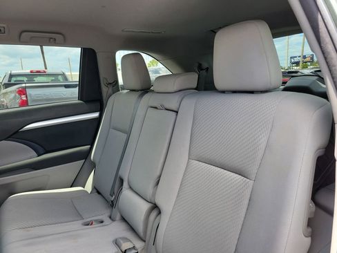 Used 2017 Toyota Highlander LE FWD image 9