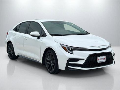Certified 2026 Toyota Corolla SE w/ SE Package FWD image 3