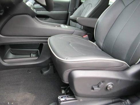 New 2026 Chrysler Pacifica Limited w/ S Appearance Package FWD image 17