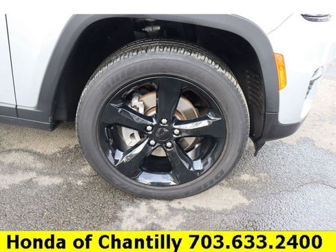 Used 2024 Jeep Grand Cherokee Altitude image 33