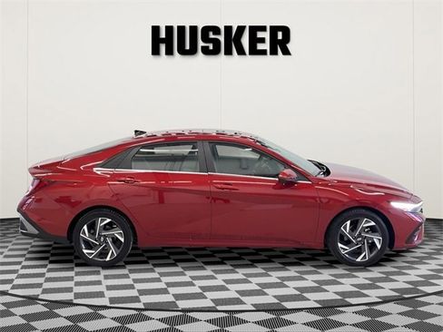 Used 2025 Hyundai Elantra SEL image 2