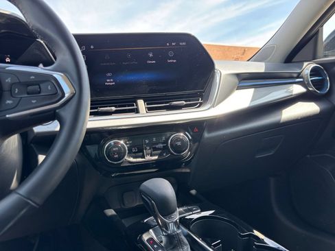 Used 2025 Chevrolet Trax LT w/ LT Convenience Package FWD image 16