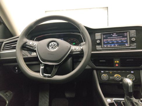 Used 2021 Volkswagen Jetta SE w/ SE Cold Weather Package FWD image 22