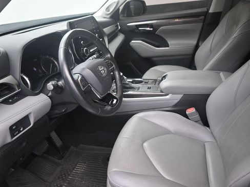 Used 2021 Toyota Highlander Limited FWD image 12