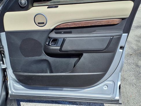 Used 2019 Land Rover Discovery HSE image 14